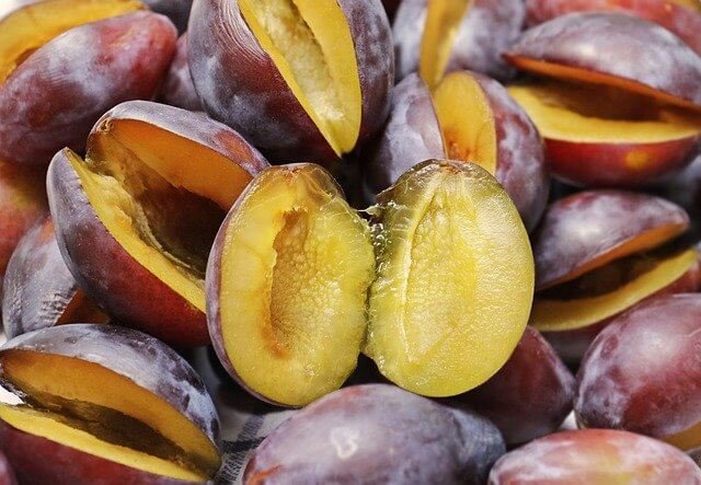 can diabetics eat plums